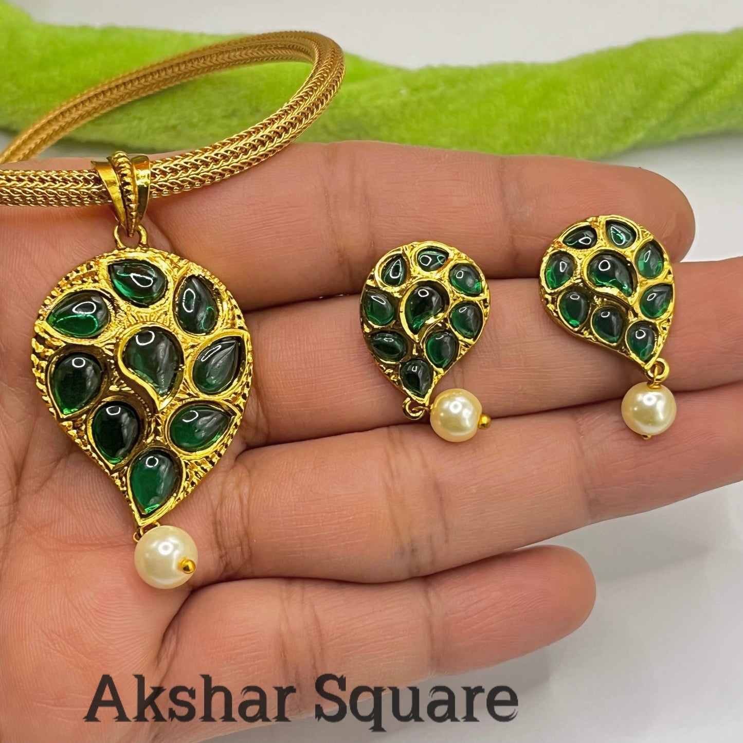 Kemp Stone Pendent Necklace Set
